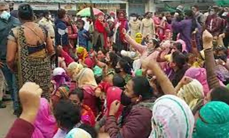 में पुलिस परिवारों का चक्काजाम